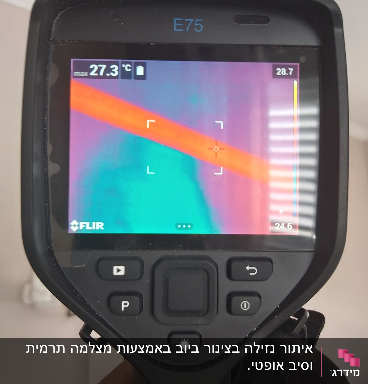 מצלמה תרמית מציגה תמונה עם אזור חם
